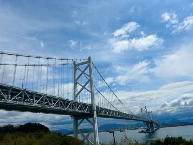 瀬戸大橋　与島パーキング

本州から香川県に車で訪れるお客様は瀬戸大橋を通ることが多いと思います！

途中で与島パーキングに寄ると、キレイな瀬戸内海と海に浮かぶ島々と一緒に瀬戸大橋を見る事ができますよ♪

下から見る瀬戸大橋は圧巻！！

与島パーキングは上りからも下りからも行けるので
ぜひ立ち寄って映え写真に挑戦してみて下さい♪

#瀬戸大橋#瀬戸内海#与島パーキング